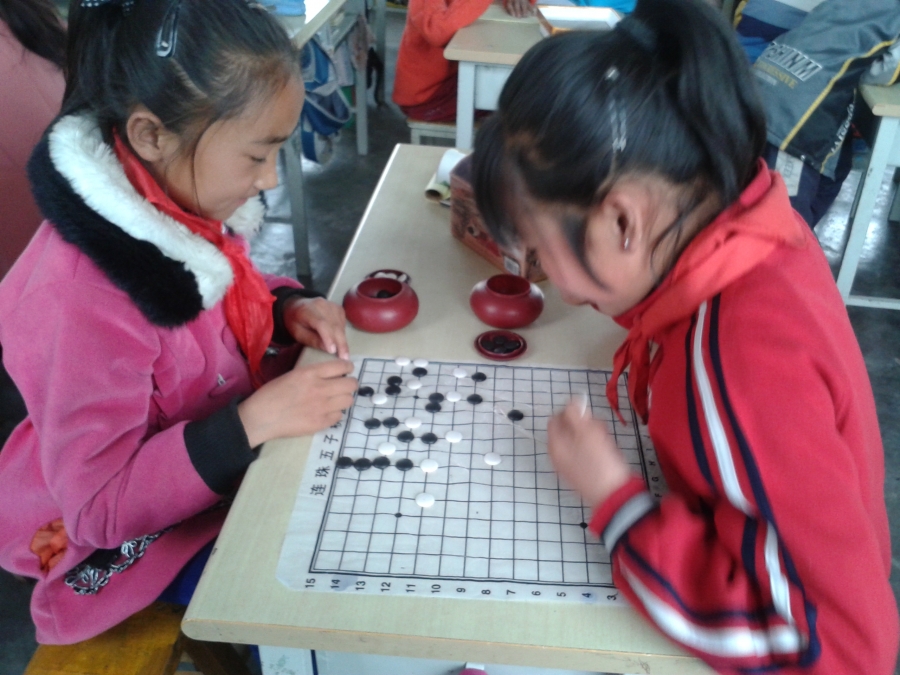 学生们下棋比赛