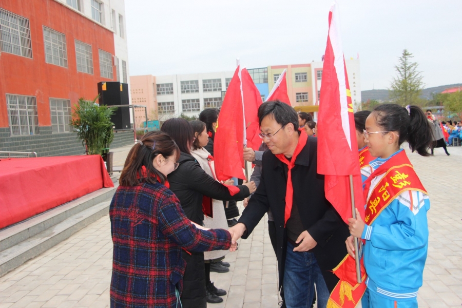 10月13日彭阳五小举行 《争做新时代好队员 在星星火炬旗帜下成长》