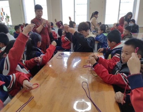 简篇-非遗体验课程“巧手编织”走进西夏区华西希望小学