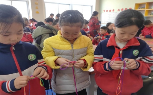 简篇-非遗体验课程“巧手编织”走进西夏区华西希望小学