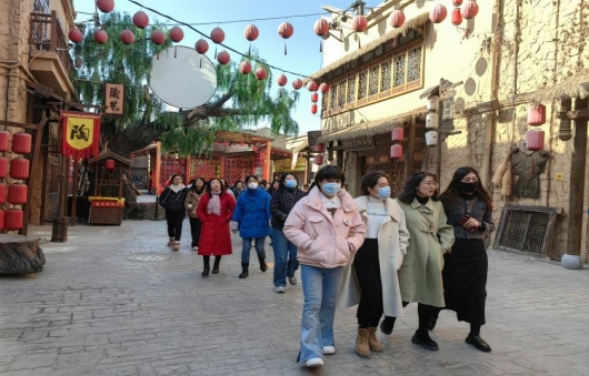 简篇-西夏区华西希望小学开展“春暖半边天，爱在漫葡镇”三八妇女节主题活动