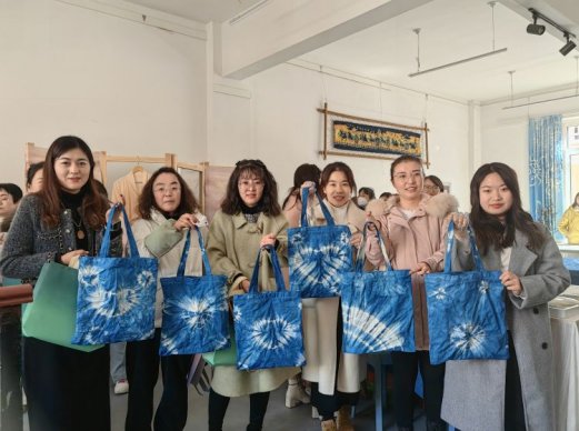 简篇-西夏区华西希望小学开展“春暖半边天，爱在漫葡镇”三八妇女节主题活动