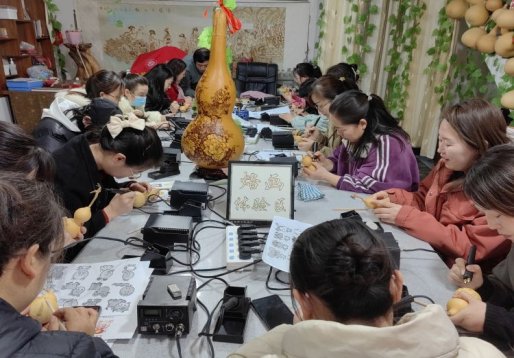 简篇-西夏区华西希望小学开展“春暖半边天，爱在漫葡镇”三八妇女节主题活动