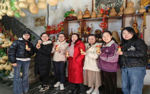 简篇-西夏区华西希望小学开展“春暖半边天，爱在漫葡镇”三八妇女节主题活动