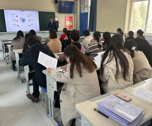 简篇-华西希望小学开展以“学习新课标，促进课堂变革”为主题的教研活动