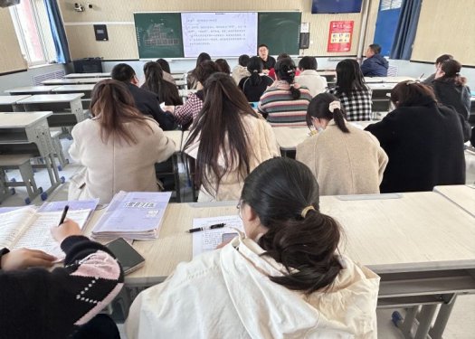 简篇-华西希望小学开展以“学习新课标，促进课堂变革”为主题的教研活动