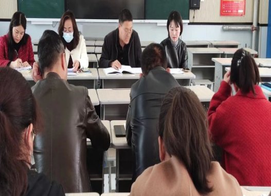 简篇-华西希望小学开展以“学习新课标，促进课堂变革”为主题的教研活动