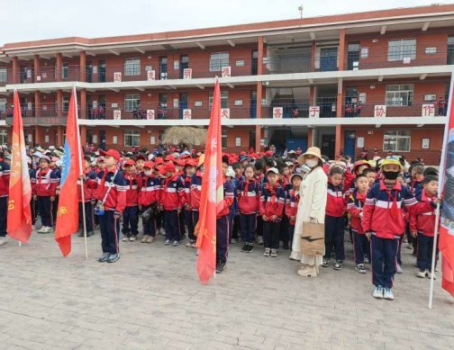 简篇-“踏春寻英迹，承志铸未来”——华西希望小学清明远足暨野餐活动