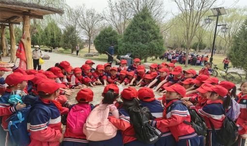 简篇-“踏春寻英迹，承志铸未来”——华西希望小学清明远足暨野餐活动