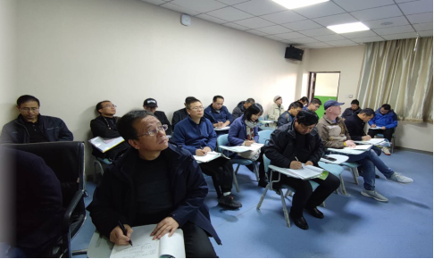 一群人在房间里

描述已自动生成