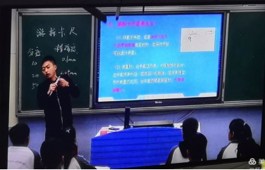 电脑前的人们&#xA;&#xA;描述已自动生成