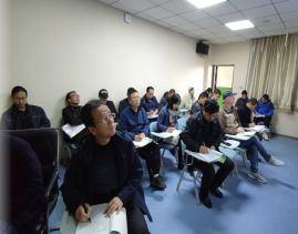 一群人在房间里

描述已自动生成