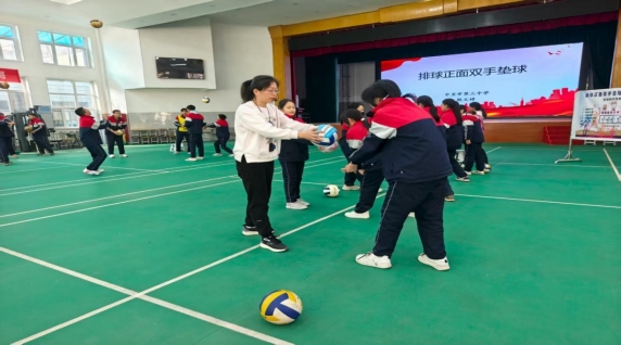 图片包含 室内, 建筑, 足球, 播放

AI 生成的内容可能不正确。