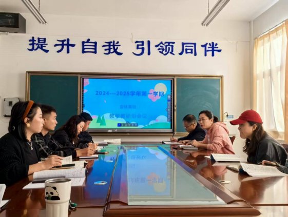 几个人在桌子前

AI 生成的内容可能不正确。