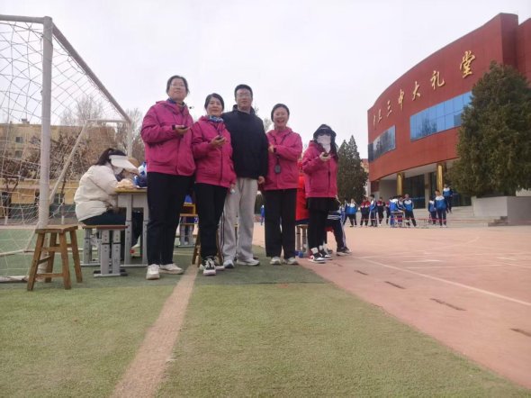 一群人站在草地上

AI 生成的内容可能不正确。