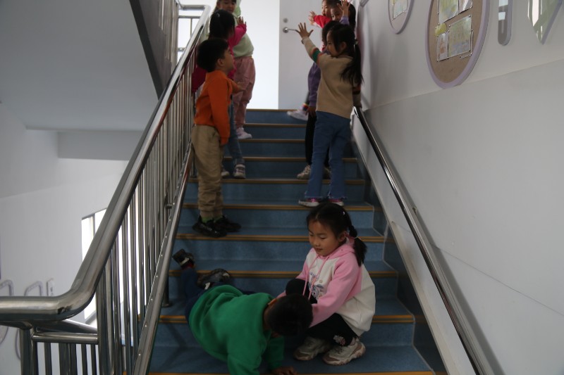 防踩踏演练.jpg 防踩踏演练.jpg