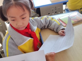 简篇-“阅”享童年，“讲”出智慧——   记金凤二小爱享课程阅讲展示活动