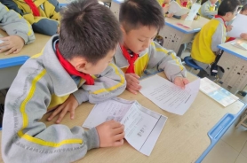 简篇-“阅”享童年，“讲”出智慧——   记金凤二小爱享课程阅讲展示活动