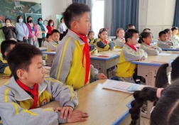 简篇-“阅”享童年，“讲”出智慧——   记金凤二小爱享课程阅讲展示活动