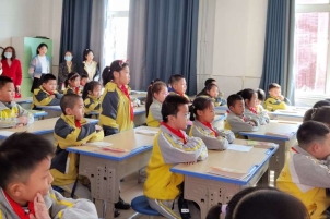 简篇-“阅”享童年，“讲”出智慧——   记金凤二小爱享课程阅讲展示活动