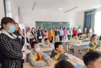 简篇-“阅”享童年，“讲”出智慧——   记金凤二小爱享课程阅讲展示活动