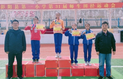 学校领导为获奖学生颁奖1