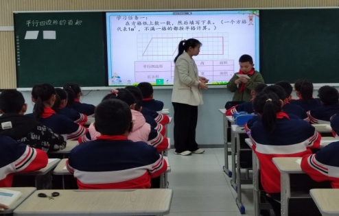 简篇-“教”以共进,“研”以致远——华西希望小学分组开展专题教研和课例研讨活动