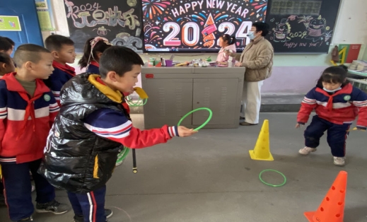 简篇-“喜迎新年，趣味游园”——华西希望小学举办元旦游园会