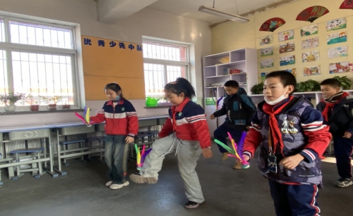 简篇-“喜迎新年，趣味游园”——华西希望小学举办元旦游园会