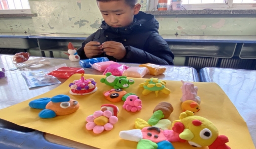 简篇-“喜迎新年，趣味游园”——华西希望小学举办元旦游园会