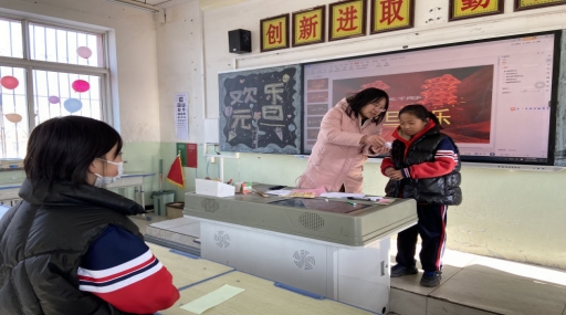 简篇-“喜迎新年，趣味游园”——华西希望小学举办元旦游园会