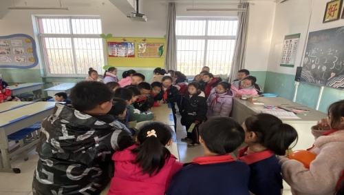 简篇-“喜迎新年，趣味游园”——华西希望小学举办元旦游园会