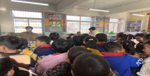 简篇-“喜迎新年，趣味游园”——华西希望小学举办元旦游园会