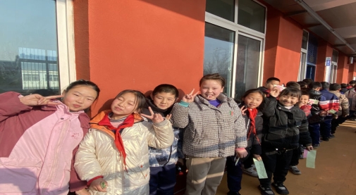 简篇-“喜迎新年，趣味游园”——华西希望小学举办元旦游园会