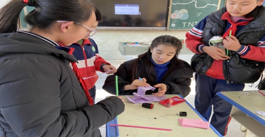 简篇-“喜迎新年，趣味游园”——华西希望小学举办元旦游园会