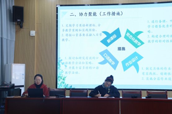 电脑屏幕前的人

描述已自动生成