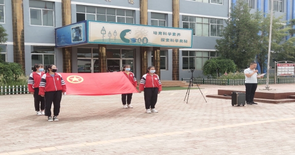 惠农区回民学校举行迎七一退队入团仪式