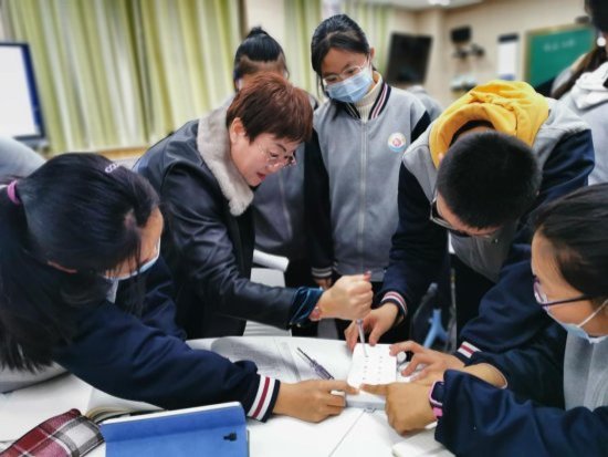 以小组合作探究,自主探究的形式完成老师下发的教学任务,并进行展示