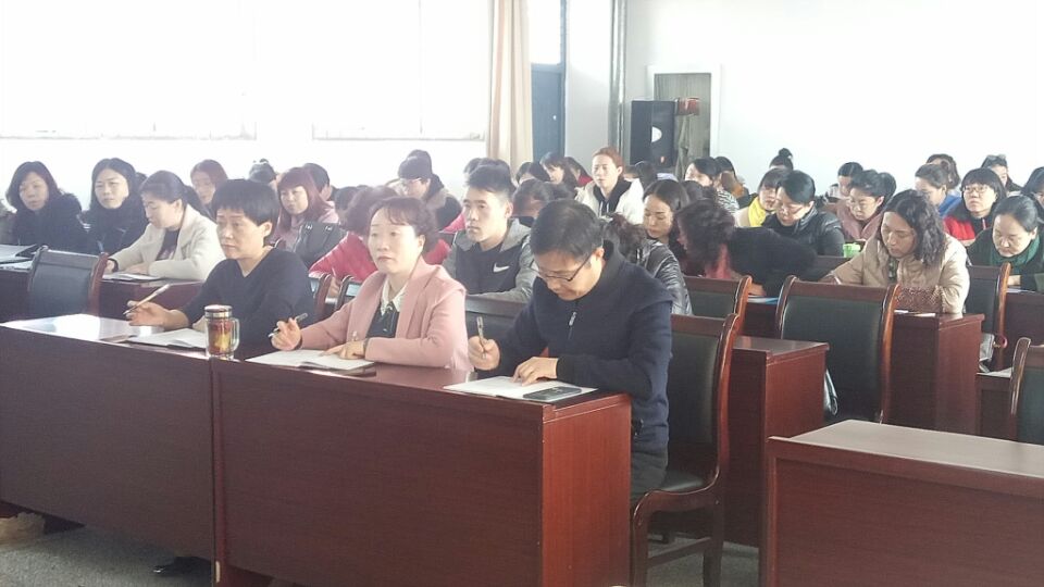 石嘴山市第十五小学3月2日全体教师参加校本培训.jpg