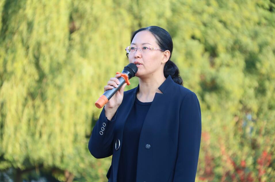 马晓峰副校长(左三)主持颁奖大会