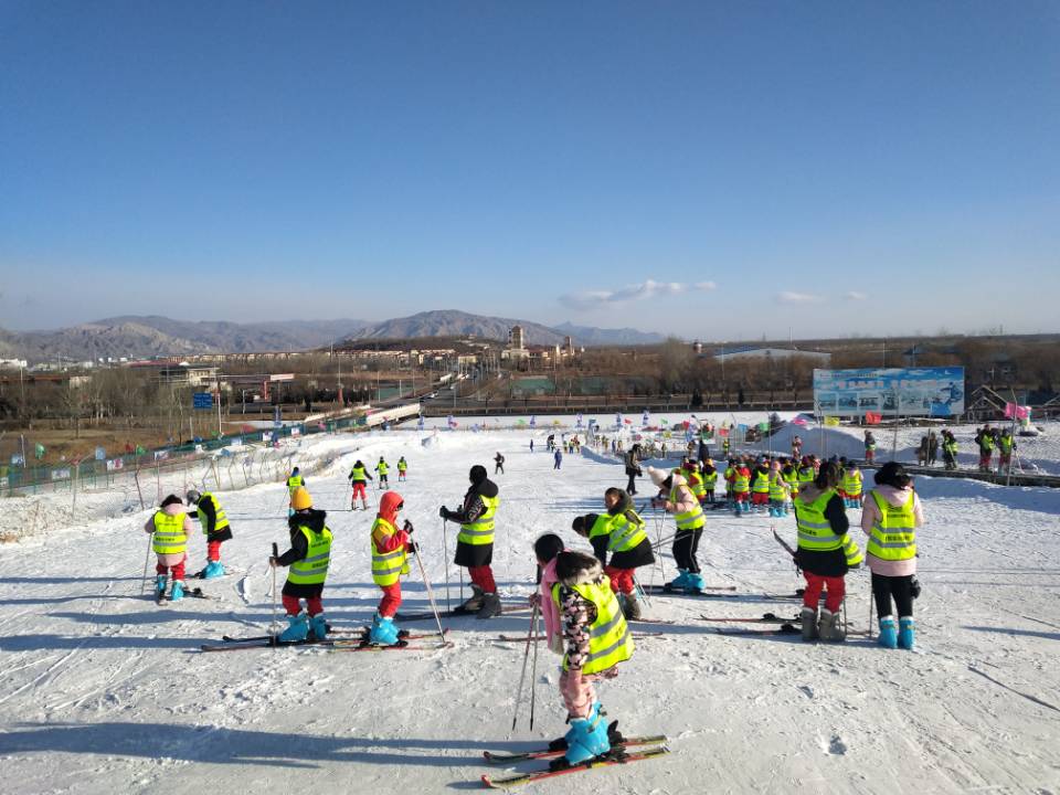 学生滑雪体验.jpg