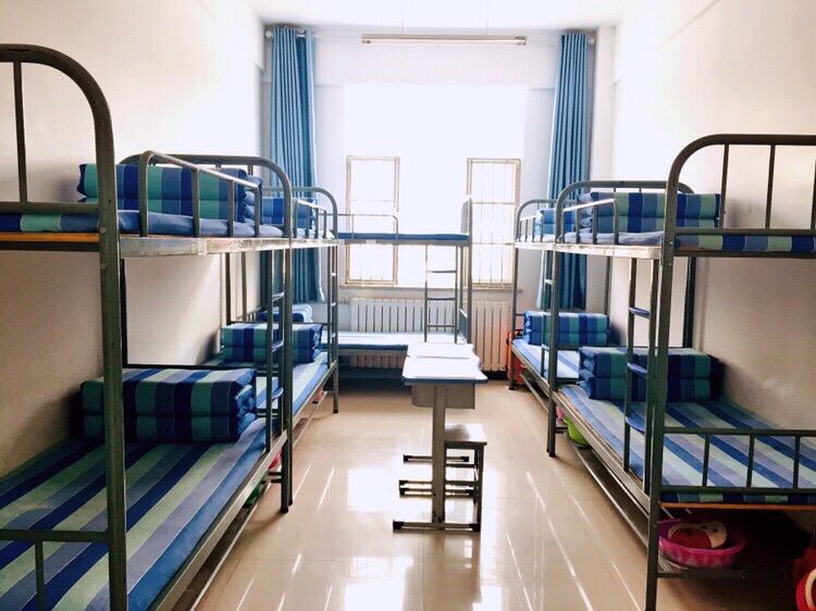 青海湟川中学宿舍照片图片
