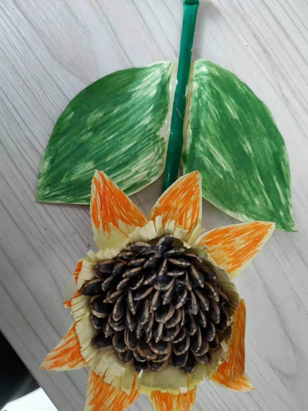 活动四:"垃圾分类,变废为宝"手工制作果皮放到餐厨垃圾桶里,饮料瓶