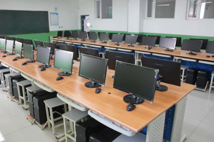 干净整洁的微机室