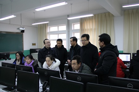 教体局局长董玉科来隆德二中考点巡查质量检测考务工作
