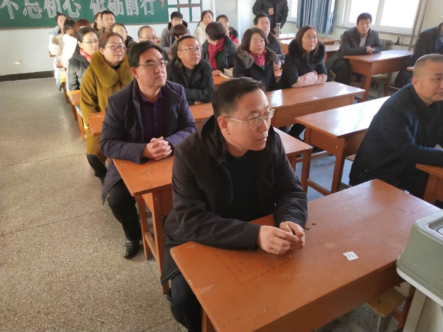 平罗四中全体师生观看《庆祝改革开放40周年大会》