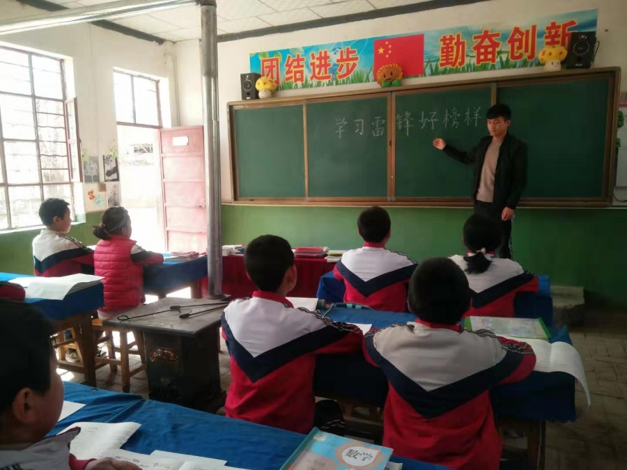摆明老师组织了班会，要求学生学习雷锋精神。 (0) 分享到: