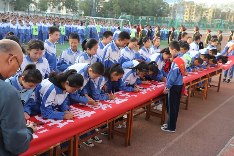 贺兰四中三弘扬四轻声十严禁主题教育活动