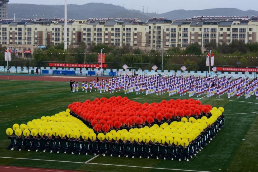 西吉中学代表队参加西吉县首届学生田径运动会暨学生大型团体操展评