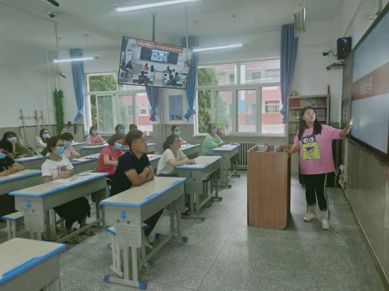 石嘴山市第十九小学在一年级六班开展在线互动课堂应用培训1.JPG